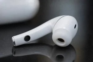 Apple podría haber revelado accidentalmente unos AirPods con cámara