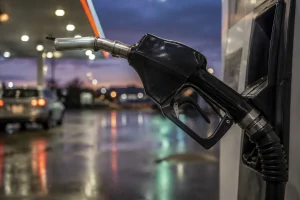 Il prezzo al litro del diesel aumenterà di 7,76 TL; il prezzo supererà 90 TL. Per la benzina è previsto un aumento di 3,29 TL