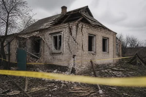 38 persone hanno perso la vita nell'attacco russo in Ucraina: «Qui si costruiscono munizioni?»