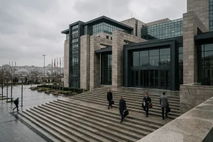 Le journaliste Murat Ağırel et Ömer Sarıgül figurent parmi les 15 personnes placées en détention provisoire